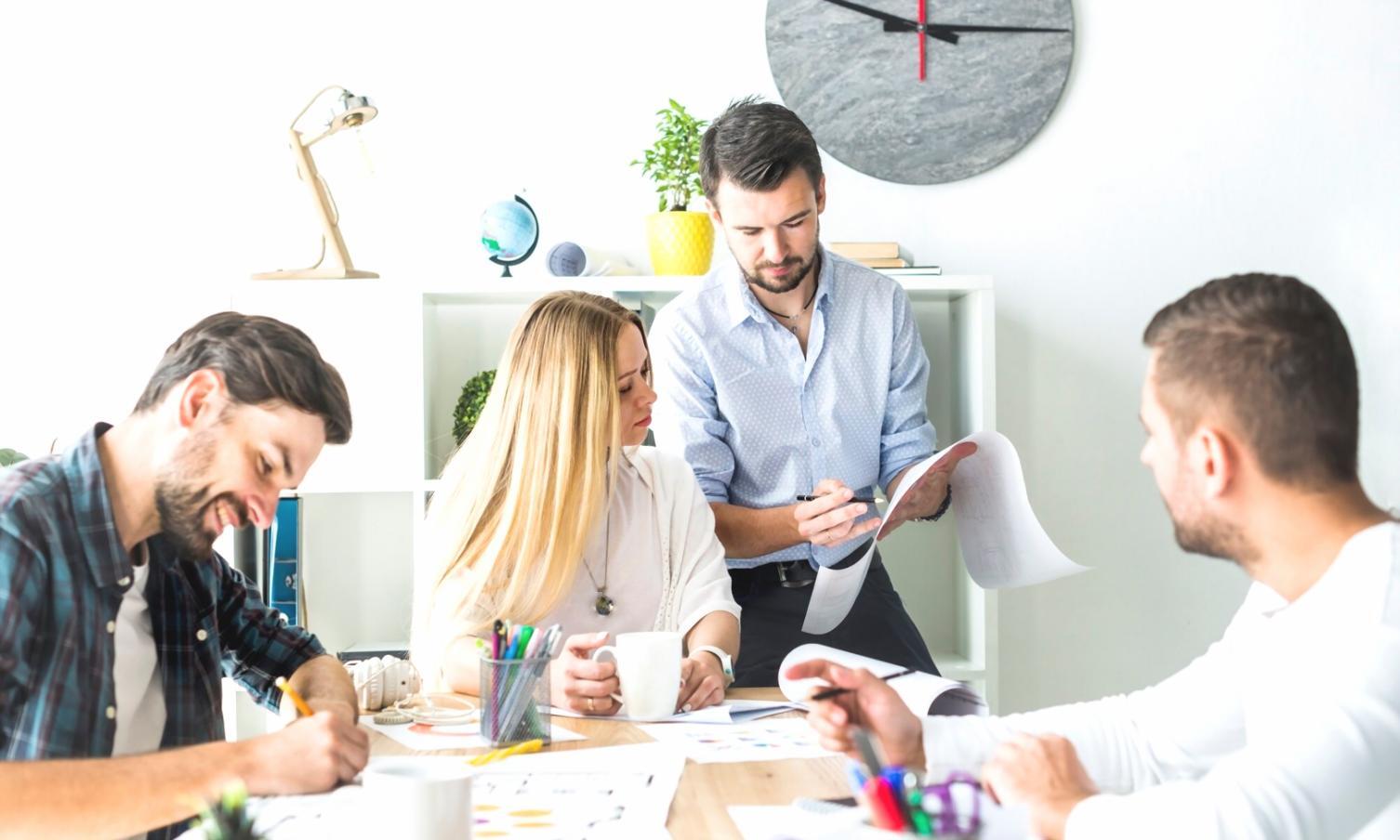 Equipo de consultores financieros trabajando en estrategias presupuestarias