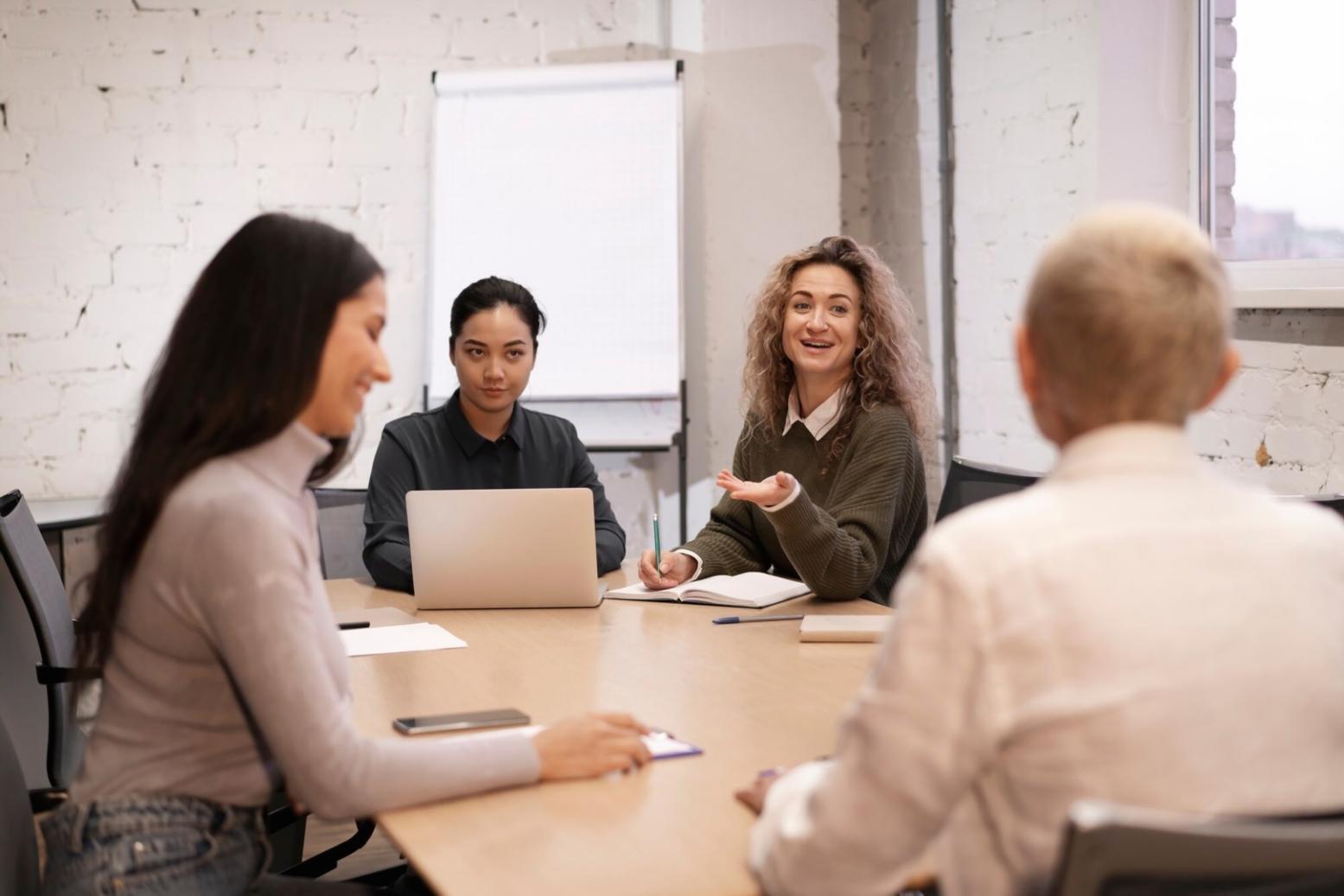 Equipo de consultores financieros trabajando en estrategias presupuestarias